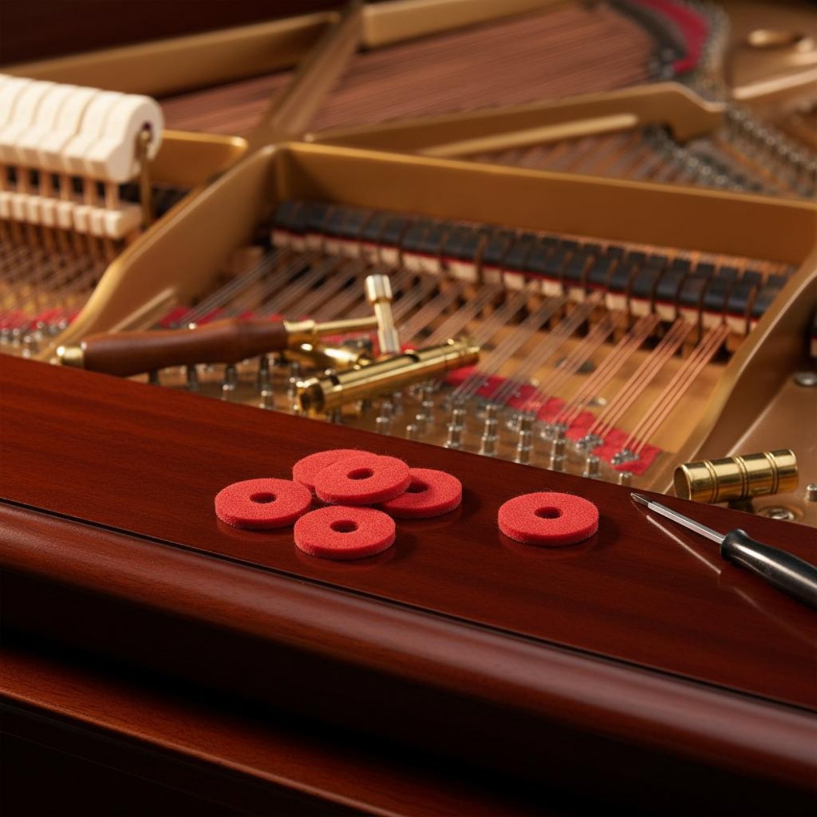 A Musical Instrument With Keys - غطاء مفاتيح البيانو الأحمر، غطاء مفاتيح